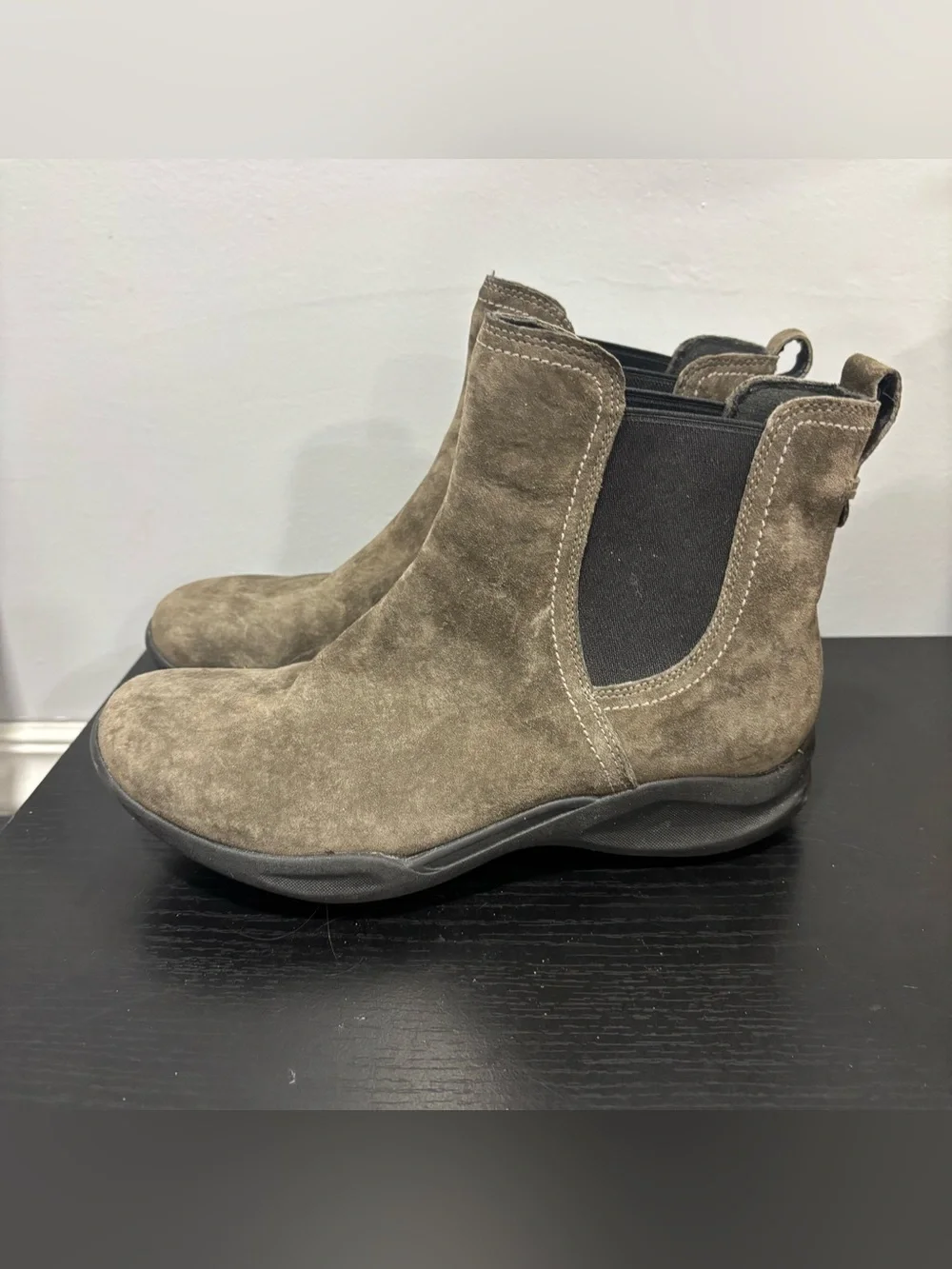 Women's Suede Chelsea Booties in Olive Taupe Clark’s wave leather sz 7